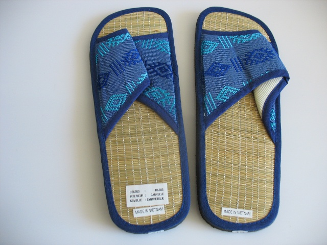 Chaussons à la cannelle (modèle ouvert paille) - couleur bleu Chaussons à la cannelle (modèle ouvert paille) - couleur bleu